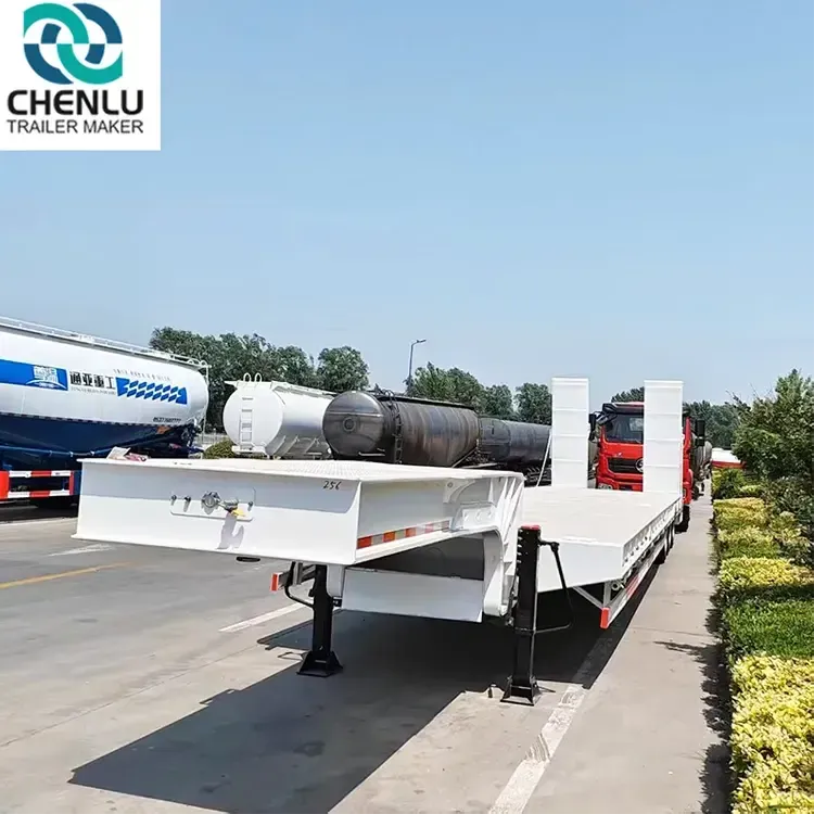 Beyaz low-bed semi-treylerler başarıyla teslim edildi ve müşteri memnuniyeti yeni bir zirveye ulaştı